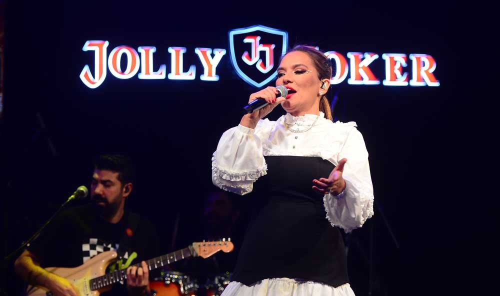 Demet Akalın, Müzik Arenasına Adeta Damgasını Vuruyor! (3)