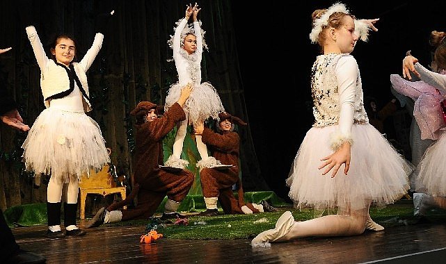 Karsiyaka Belediye Tiyatrosu Nun Cocuk Muzikali Izleyiciyle Bulustu 6590.jpg