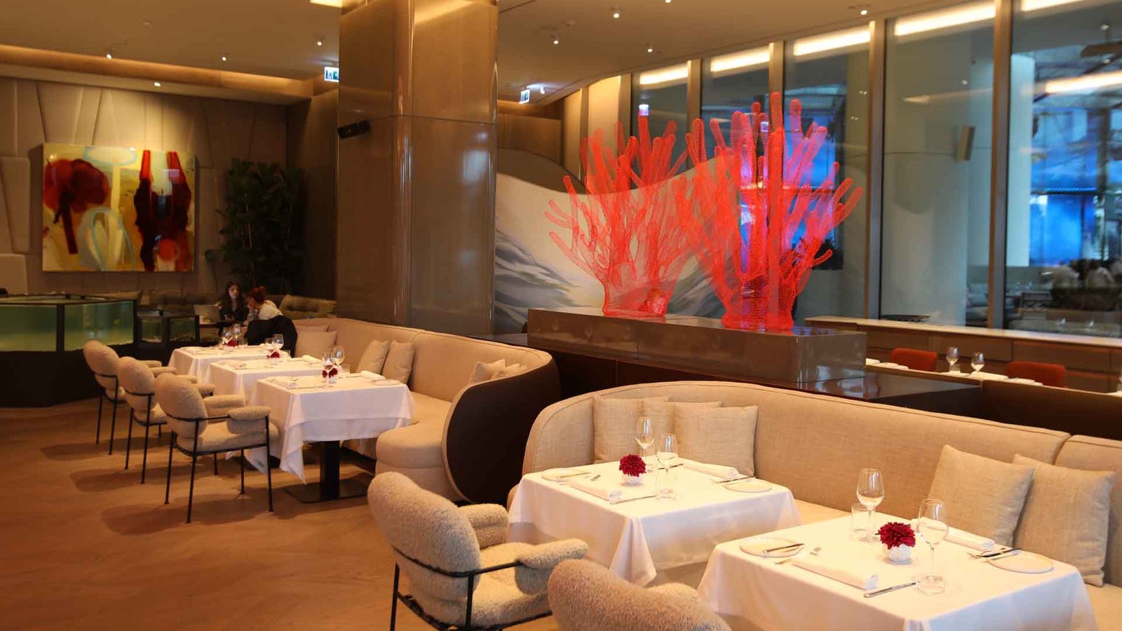 Sakhalin İstanbul: Şeffaf Şarap Kavı ve Raw Bar ile Benzersiz Bir Deneyim