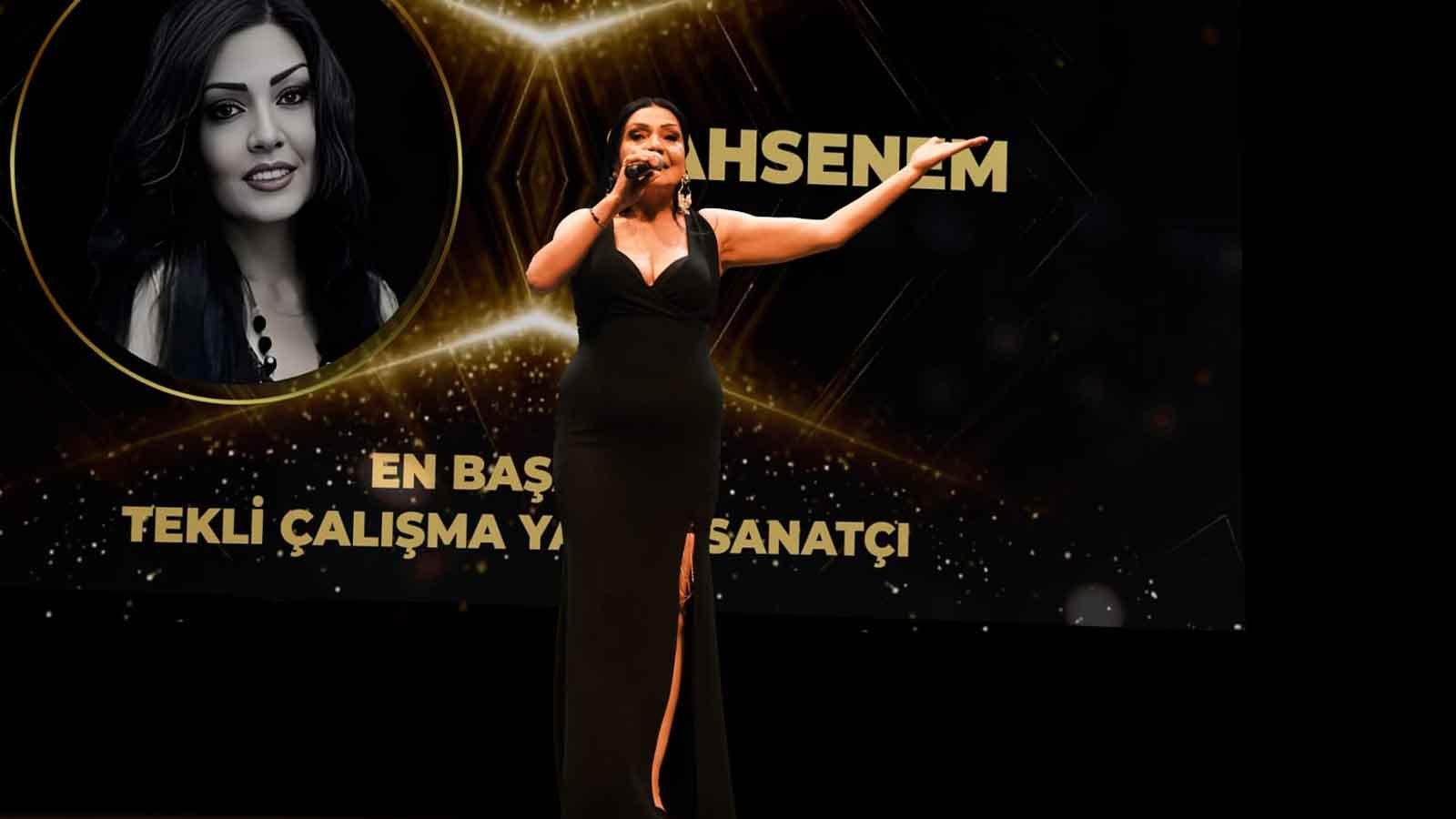 Şahsenem, Anne Olduktan Sonra İlk Kez Sahnelere Döndü Ve Ödül Aldı