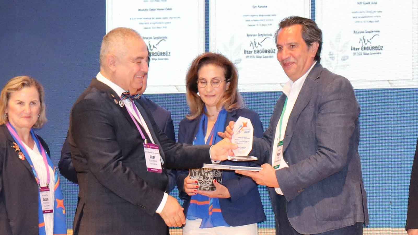 Rotary 2420. bölge konferansı’nda murat tüzel ve mert kocatepe Ödüllerini aldı