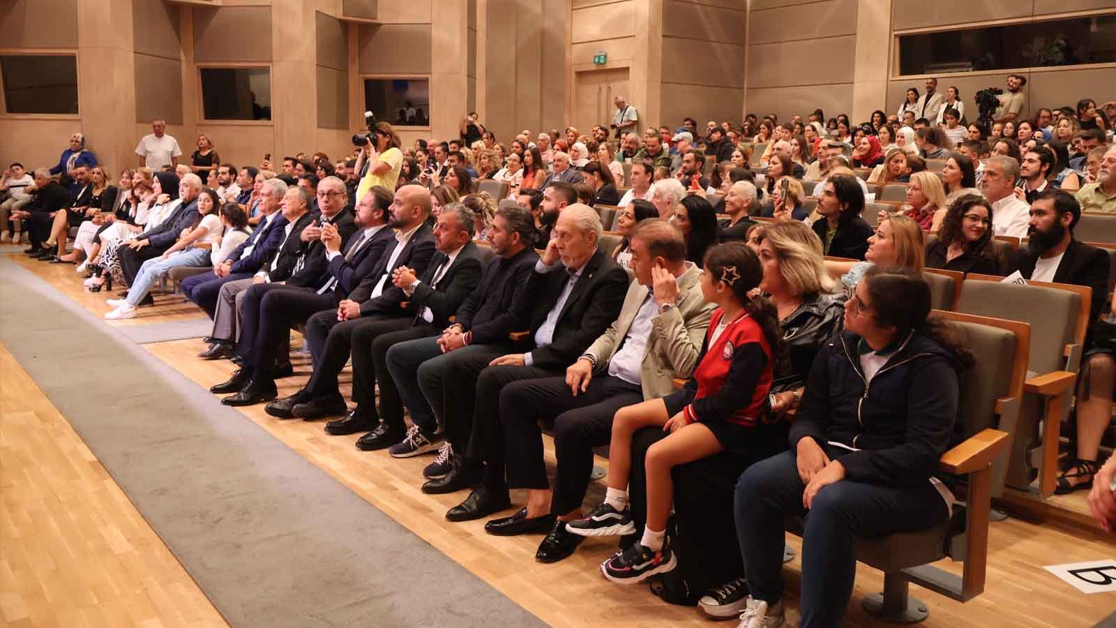 İlelebet beşiktaşlılar derneği’nden Özel Çocuklara tiyatro desteği